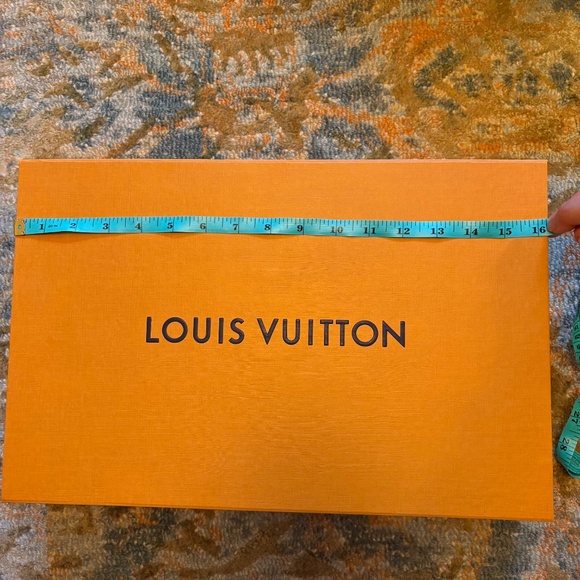 Louis Vuitton Magnetic Gift Box with Tag, Ribbon and Bag - Picture 8 of 9